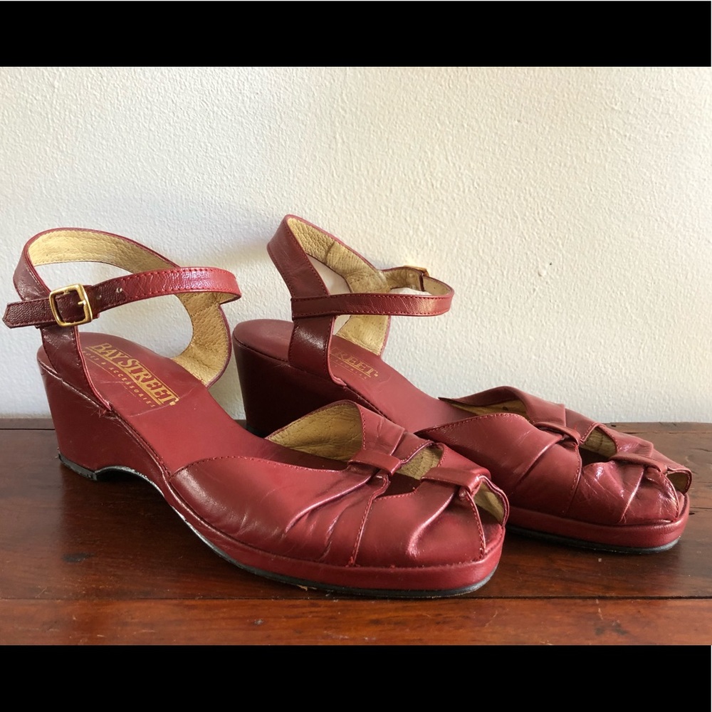 Beautiful red LEATHER sandals - vintage look